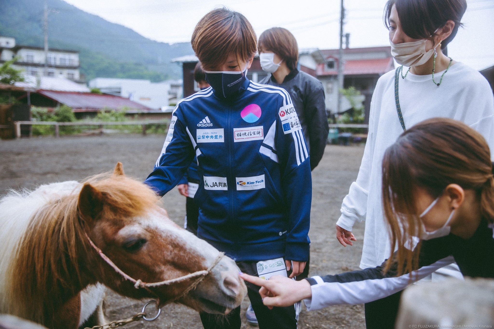 LINE_ALBUM_【馬力屋】0611馬と触れ合ったよ_220618_1