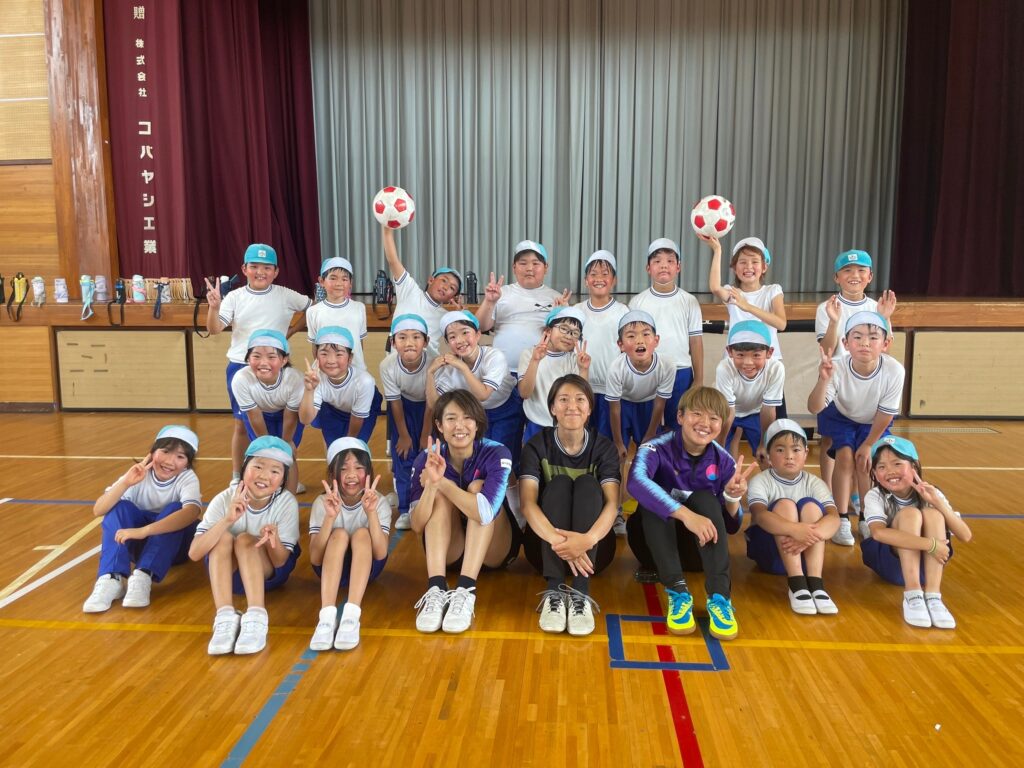 【FCふじざくら山梨と遊ぼう】鳴沢小学校様へご訪問（2024年7月18日）