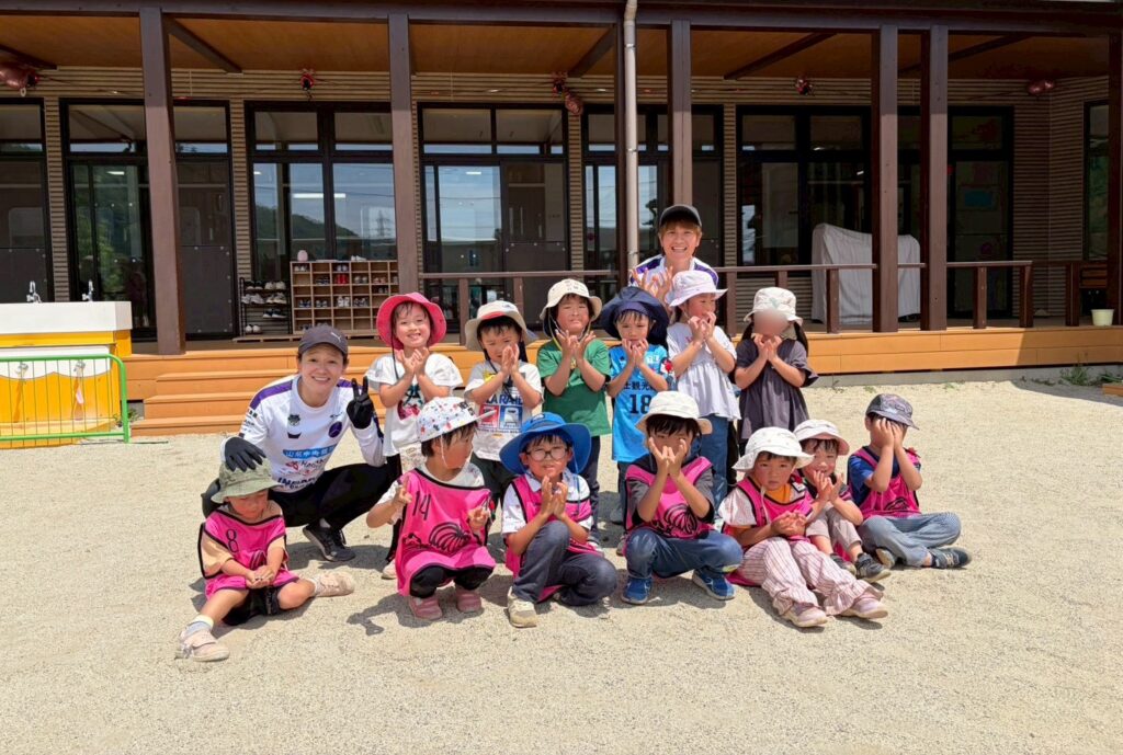【FCふじざくら山梨と遊ぼう】山梨英和ダグラスこども園へご訪問（2026年5月20日）